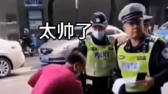 他转身就走，像是下定了某种决心头也不回…