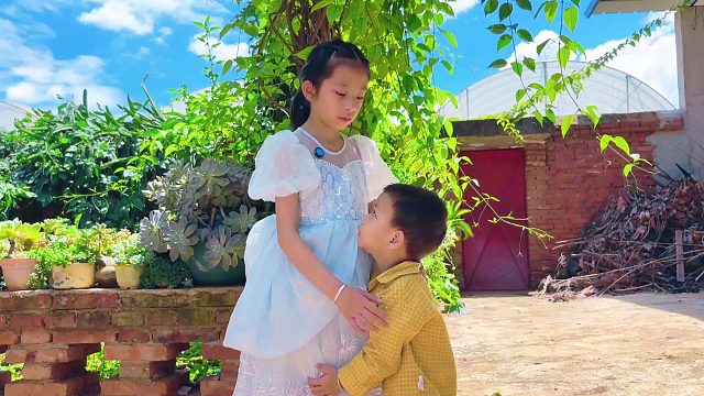 二胎出生3年，看姐姐是如何照顾弟弟，内心很感动又不想她太懂事