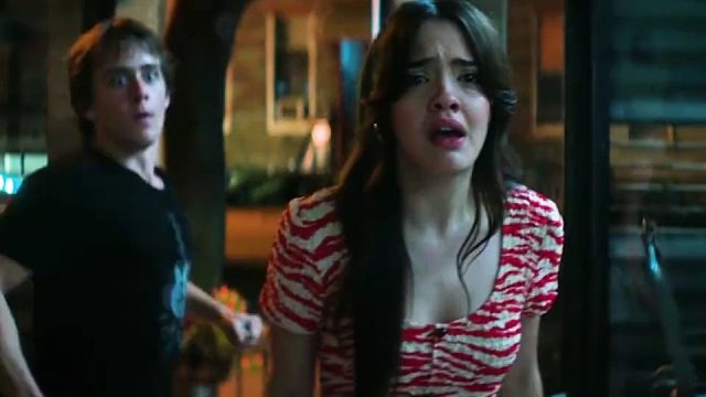 黏稠状肉团从人类口中钻出 然后包裹人的身体 下一秒变成恐怖生物