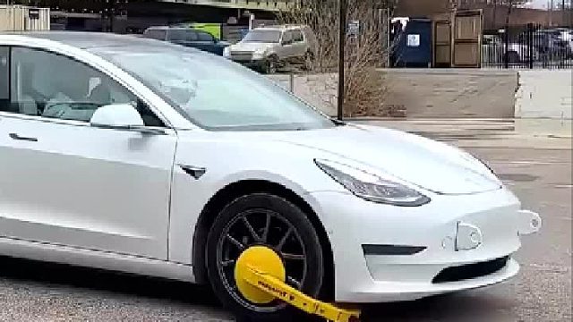 白车没缴费被锁,车主仍开车出门,路人都看傻了