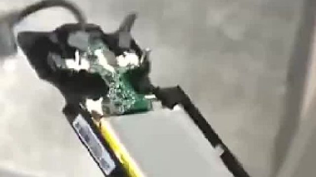 女子怒摔充电宝