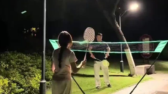 情侣俩户外打羽毛球，男子一直在给女朋友“喂”球！！