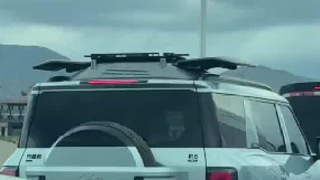 赛里木湖公路上发生堵车，前车大哥从车顶放出无人机探路