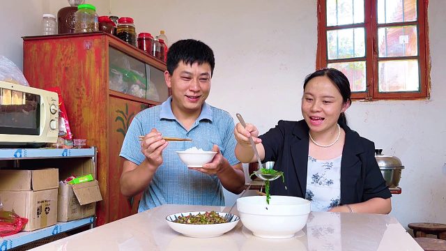 孩子们不在家，夫妻过二人世界，一菜一汤吃的香