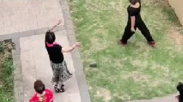 大妈清晨跳广场舞与居民发生争执