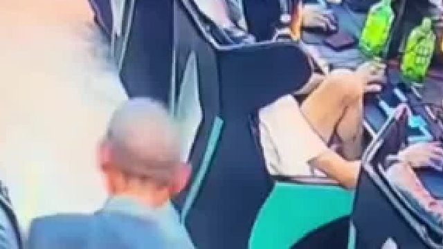 老人烟盒空，网吧人影重。