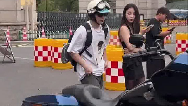 拿捏气质这一块还得是哈雷