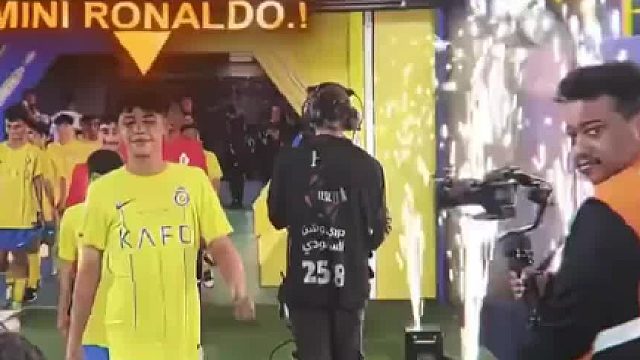 迷你罗忘记他爸爸是C罗，走个碰面招呼不打就过去了，C罗：我是谁？我在哪？