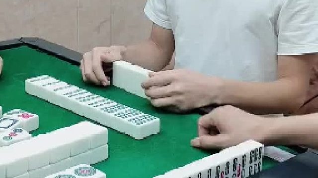 哦吼！精神小伙威武霸气。列牌还敢杠哦？