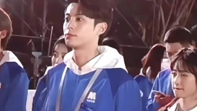 王鹤棣是沈月的最佳捧哏，俩人完全没有安全距离