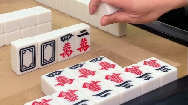 麻将：高手过招，棋逢对手，这牌必须拿下三家