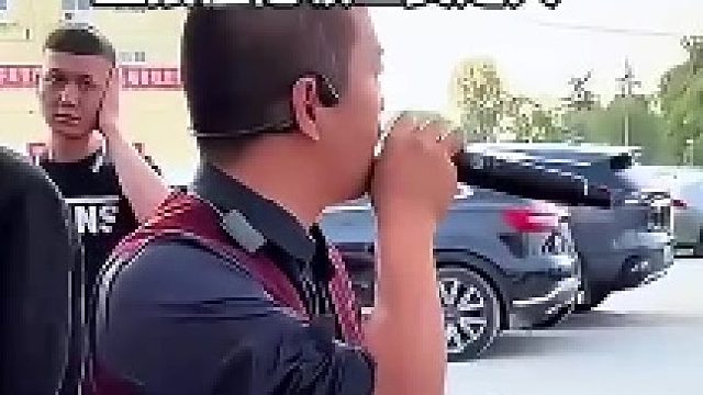 下属干活时磨磨蹭蹭 老板发现后不惯着 直接让他领工资走人