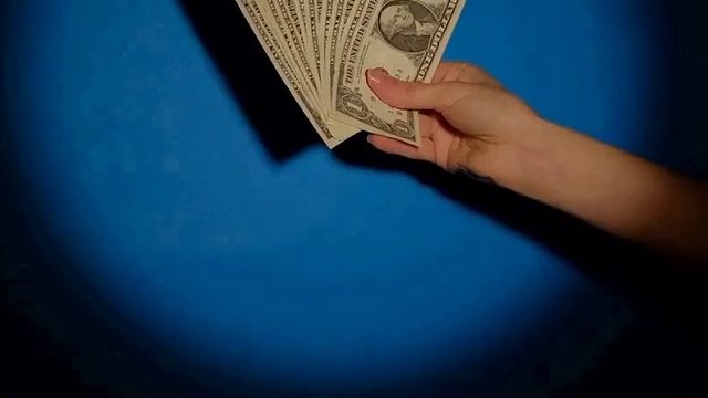 千万别相信任何人说的会照顾你辈子，养你一辈子的话。