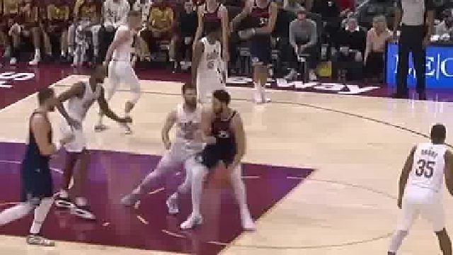 西帝疾驰旋身反手远射