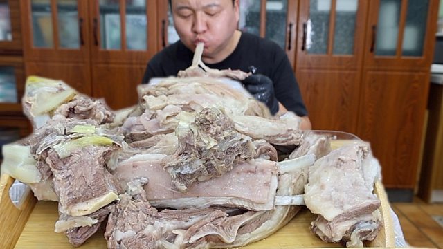 岳父送十几斤羊肉，阿强做手把羊肉，大口吃肉的感觉太过瘾啦。