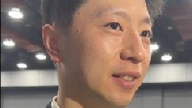 马龙当选中国乒协副主席 站在国家队训练场地中接受采访