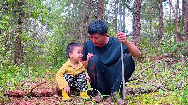 媳妇去深山迟迟不回，父子急忙进山寻找，看看发生了什么