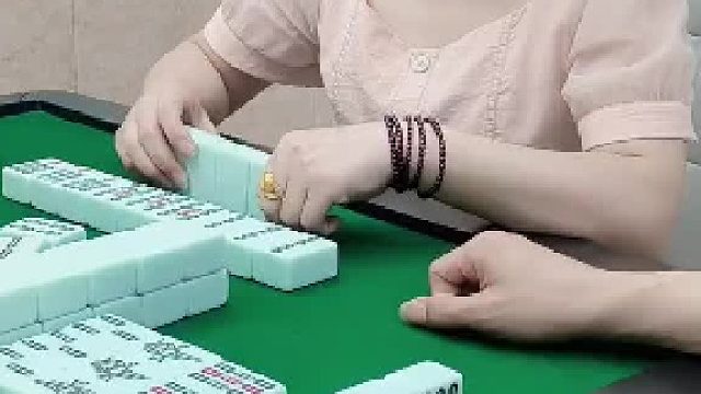 哦吼！小姐姐问你服不服？