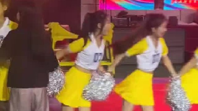 村BA的开幕式现场，是小姐姐的尴尬现场