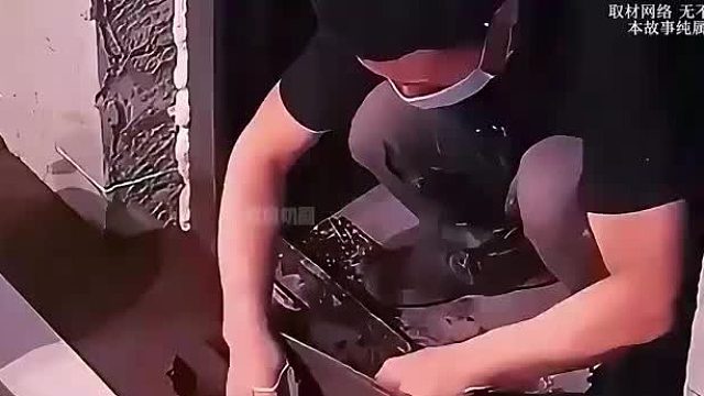 为什么师傅在贴瓷砖时，竟在门口埋了把斧头