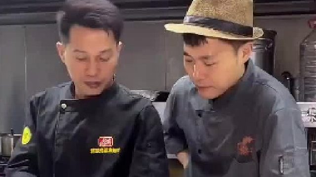 新来的帮厨，切金针菇的手法，竟然惹得师傅大怒！