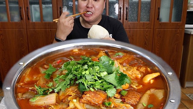 最近馋猪肉炖粉条啦，“馋哭隔壁小孩的猪肉炖粉条！粉条吸满肉汁