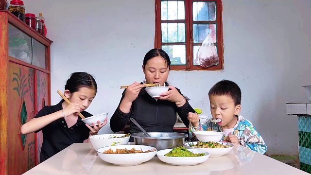 老公外出打工，媳妇在家带孩子，看看午饭吃的啥