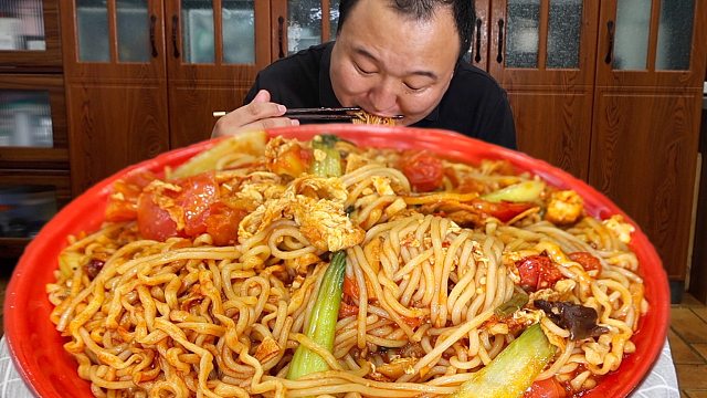 网友点的炒螺蛳粉安排啦，酸辣爽滑，臭香过瘾！大口嗦到爽！