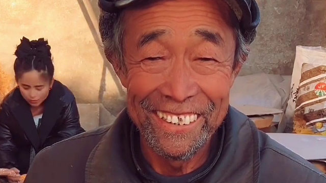 学了半年的魔术，逗老丈人开心一下