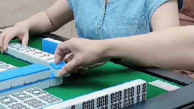 哦吼！便宜被小姐姐占了。牌又输了。列还能玩吗？