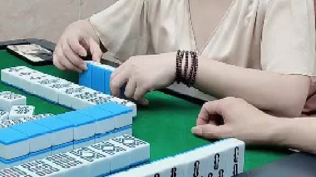 哦吼！小姐姐杠上开了。还占我的便宜…