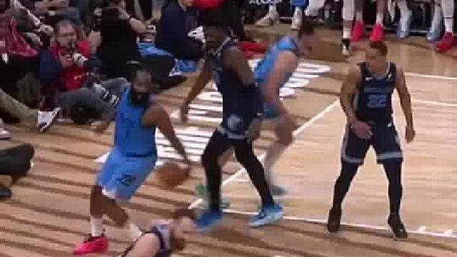 哈登晃过防守者灵巧上篮得分！