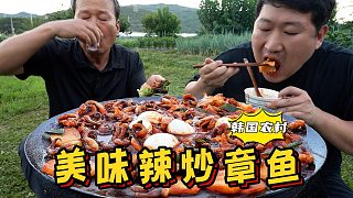 和爸爸一起吃辣炒小章魚，雖然熱得滿頭大汗，但吃得超級開心！