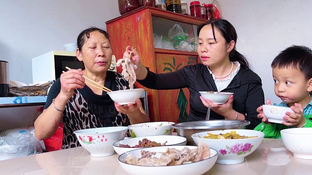 婆婆去大儿子家，中午想吃肉，看看儿媳如何待婆婆