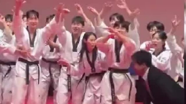 体院学生表演完跆拳道校长也迫不及待展示不要忘了校长年轻过