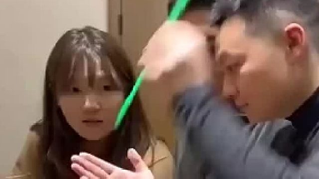 小伙展示新学魔术邀朋友配合，手法虽妙却难掩破绽，有脑子都不会