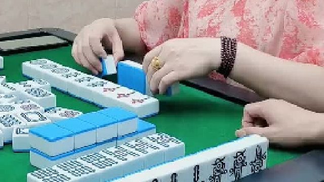 哦吼！这好的一手牌啊。借小姐姐的火失败了