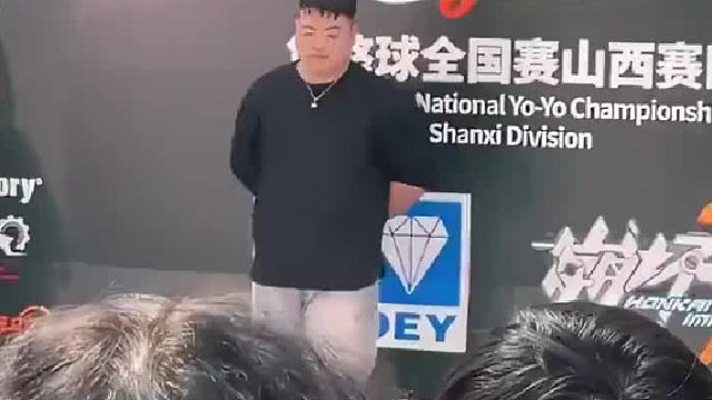 悠悠球花式比赛现场，选手的操作点燃现场气氛