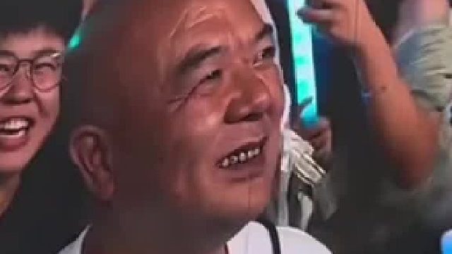薛之谦演唱会喊观众叔叔，一问年纪…
