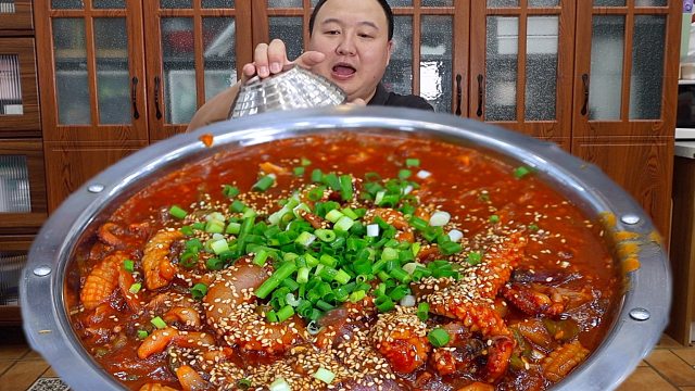 网友推荐的辣炒鱿鱼太棒啦，辣爽过瘾，拌上香甜的米饭，超满足！