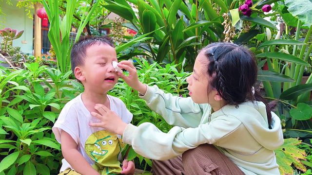 爸爸妈妈不在家，姐姐暖心安慰弟弟，姐弟俩相处真有爱