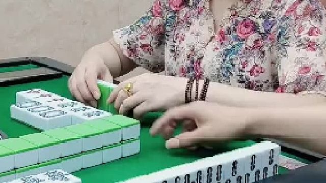 哦吼！小姐姐列牌杠开了。问你服不服？