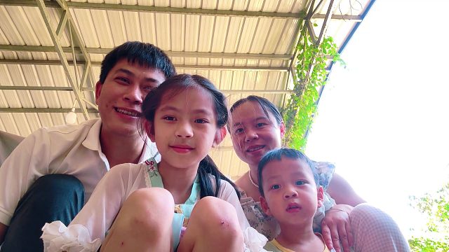 家里喜添新成员，全家人围着看，惊喜来得太突然