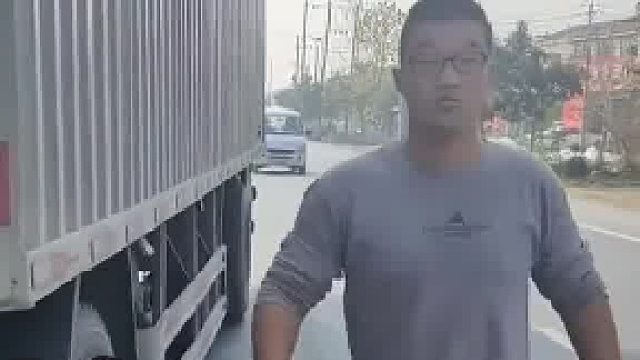 好温暖的一幕啊，小哥很棒