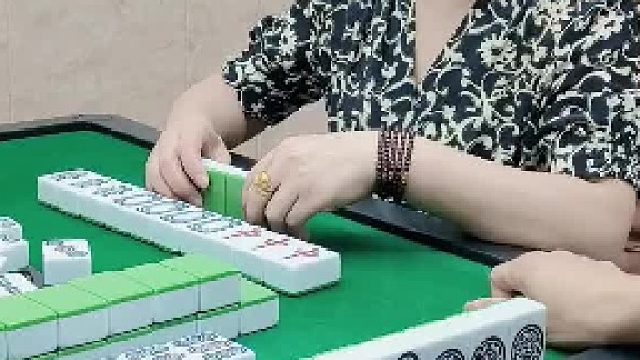 哦吼！小姐姐的手带火。摸一下杠开简单的很呢？