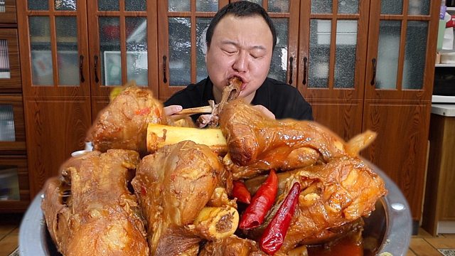 岳父送来14斤小羊腿，阿强做麻辣羊腿，软嫩脱骨，麻辣过瘾！