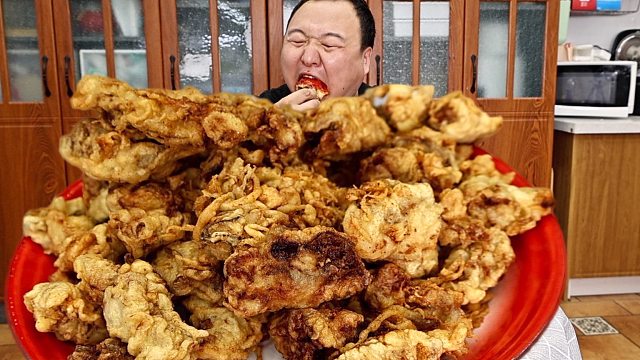 网友点的炸生蚝配火鸡面安排啦，外酥里嫩，超过瘾！