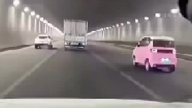 小车：我撞不过你……我给你找个能撞过你的……叫你在车里蛐蛐我