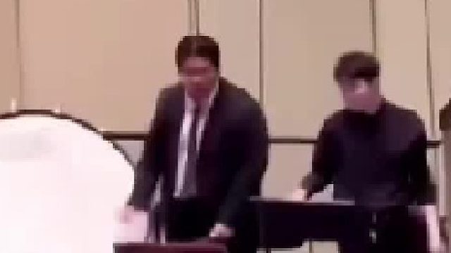 音乐会演奏现场鼓手把槌抡飞，临危不乱秒换备用鼓槌