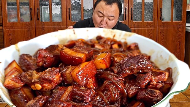 网友想看的猪肉炖粉条安排啦，肥而不腻，香气四溢，超级丝滑！